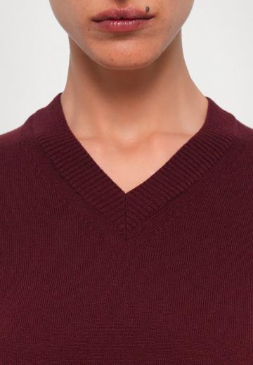 Пуловер с вырезом V