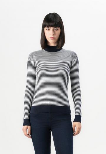 Пуловер в полоску
