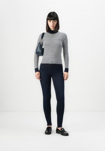 Пуловер в полоску