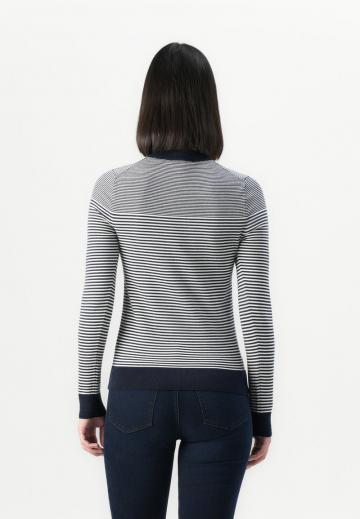 Пуловер в полоску