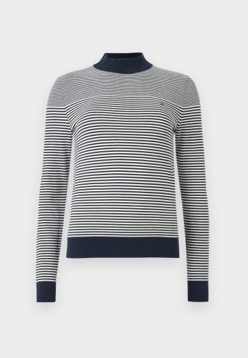 Пуловер в полоску
