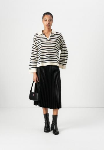 Пуловер в полоску