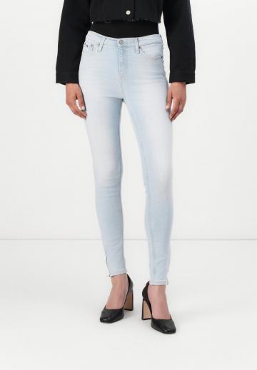 Узкие джинсы