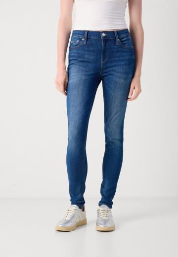 Узкие джинсы