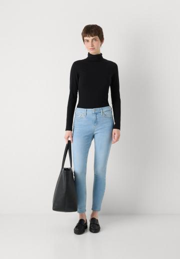 Узкие джинсы