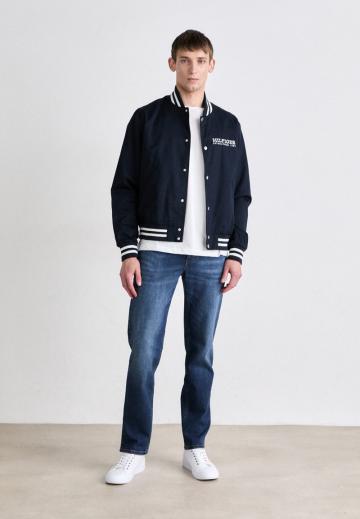 Узкие джинсы