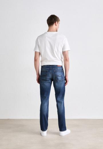 Узкие джинсы