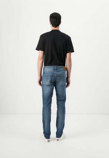 Узкие джинсы