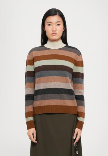 Пуловер в полоску