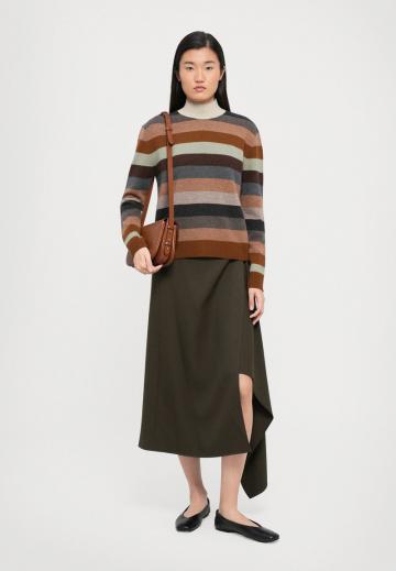 Пуловер в полоску