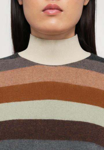 Пуловер в полоску