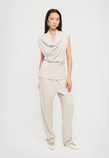 Блузка без рукавов