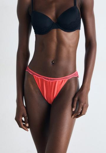 Трусы на бедрах