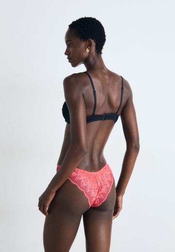 Трусы на бедрах