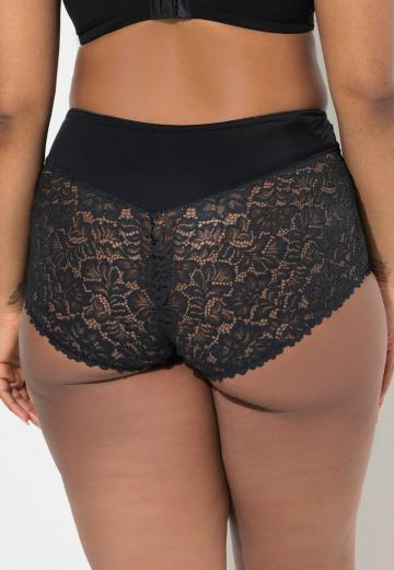 Трусы на бедрах