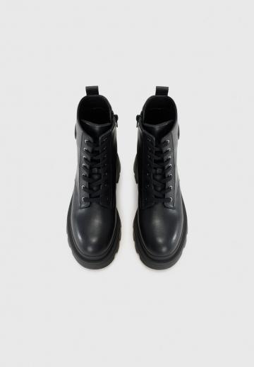 Ботинки на шнуровке