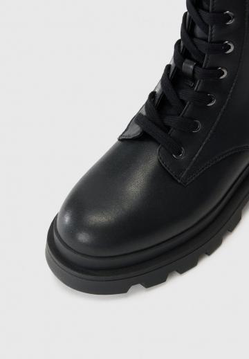 Ботинки на шнуровке