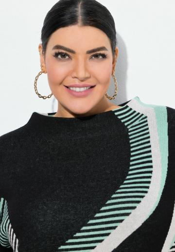 Пуловер в полоску