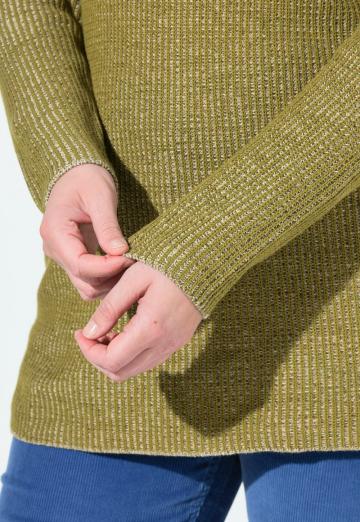 Пуловер в полоску