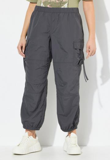 Брюки с накладными карманами