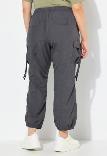 Брюки с накладными карманами