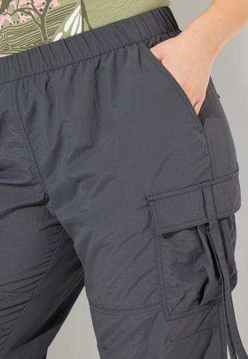 Брюки с накладными карманами