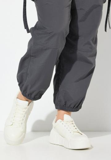 Брюки с накладными карманами