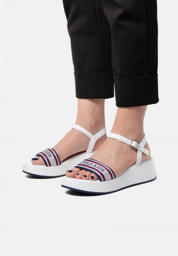 Босоножки на танкетке