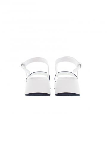 Босоножки на танкетке