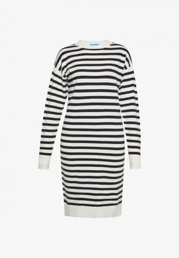 Вязаное платье