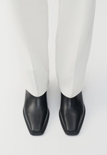 Сапожки на танкетке