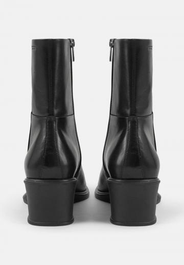 Сапожки на танкетке