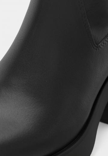 Полусапожки на высоком каблуке