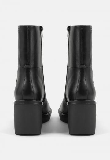 Сапожки на танкетке