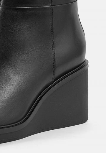 Сапожки на танкетке