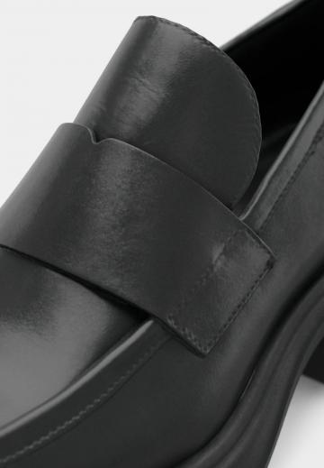 Туфли с высоким носом