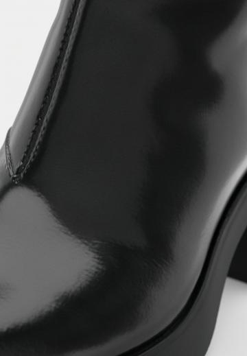 Высокие сапоги