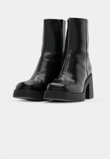 Высокие сапоги