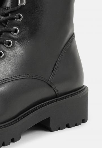 Ботинки на шнуровке