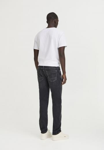 Узкие джинсы