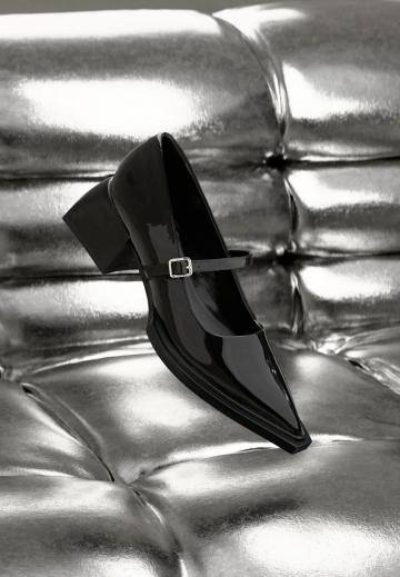 Туфли с высоким носом