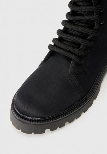 Ботинки на шнуровке