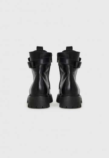 Ботинки на шнуровке