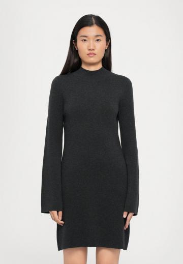 Вязаное платье