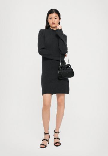 Вязаное платье