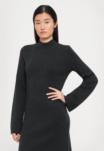 Вязаное платье