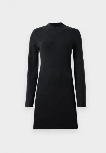 Вязаное платье