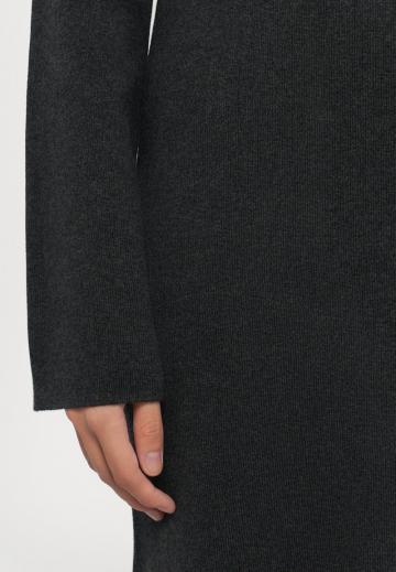 Вязаное платье