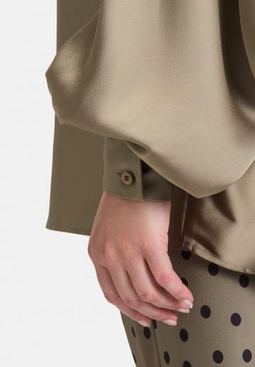 Атласная блузка