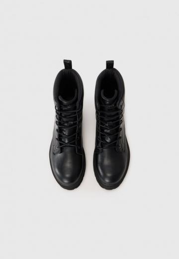 Ботинки на шнуровке